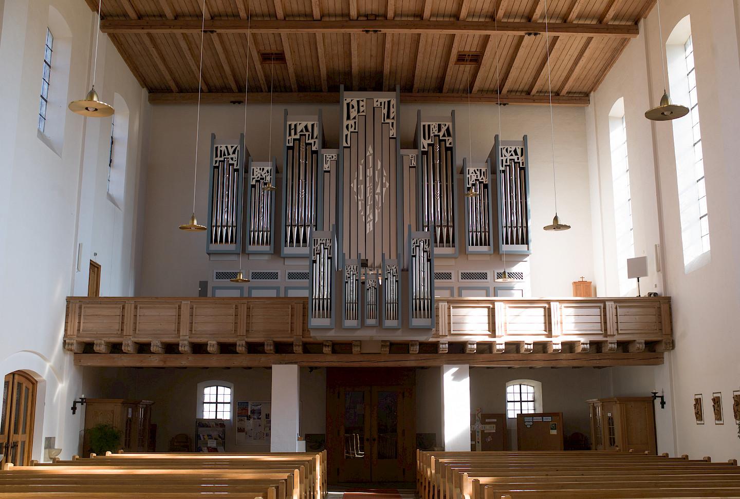 Orgel in der Pfarrkirche Maria, Königin der Apostel Orgel in der Pfarrkirche Maria, Königin der Apostel