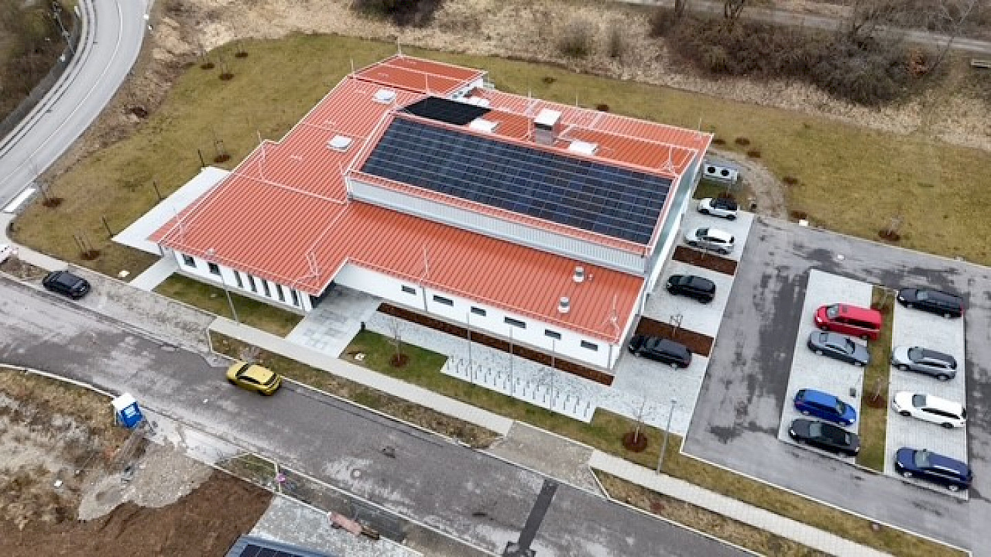 Der KuSch! Kultursaal Schöngeising aus der Vogelperspektive.