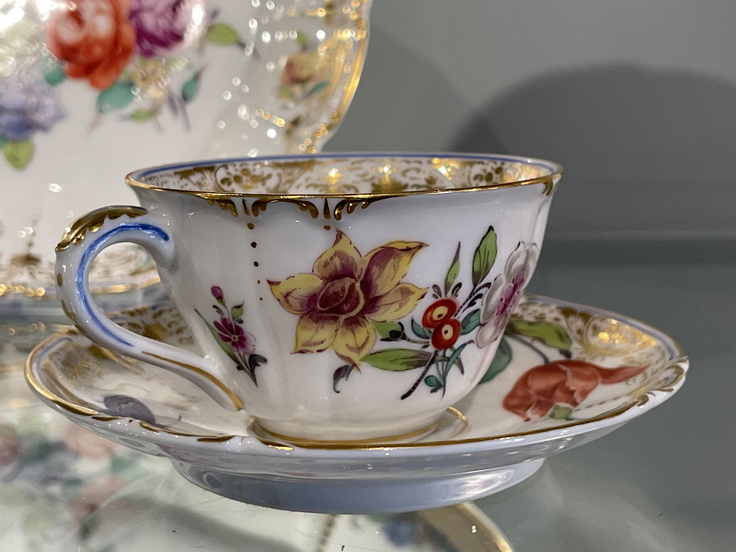 Tasse aus dem Cumberland Service, reich verziert mit Blüten, Blättern und Goldstaffage, Porzellanmanufaktur Nymphenburg.