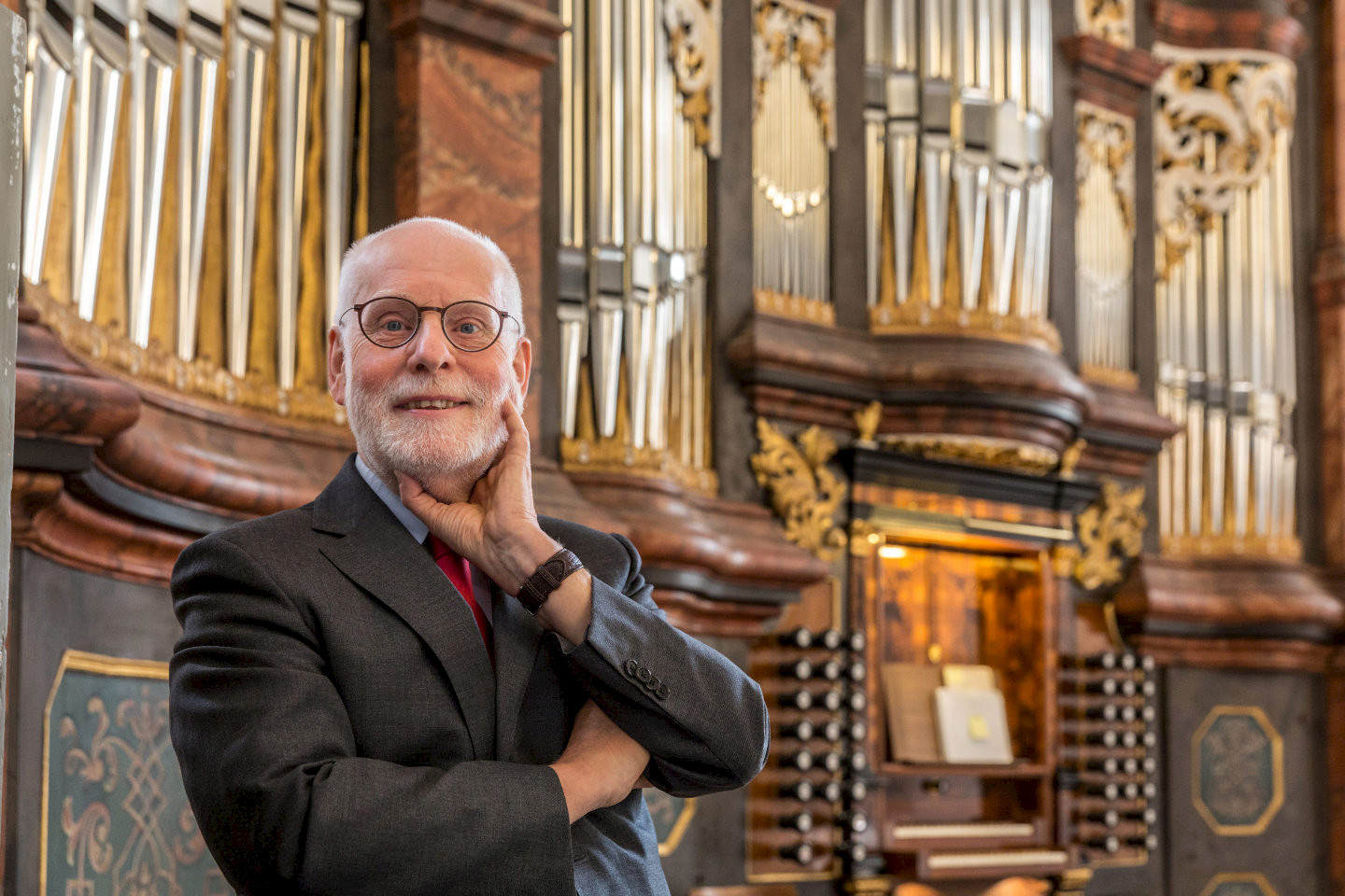 Ton Koopman steht vor der Orgel in der Kreuzkirche Suhl (Thüringen). Ton Koopman steht vor der Orgel in der Kreuzkirche Suhl (Thüringen).