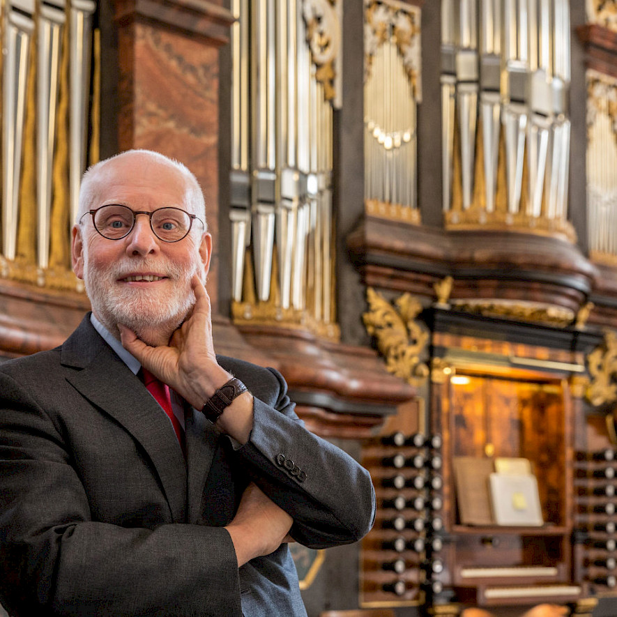 Ton Koopman steht vor der Orgel in der Kreuzkirche Suhl (Thüringen). © picture alliance / ZB | Michael Reichel