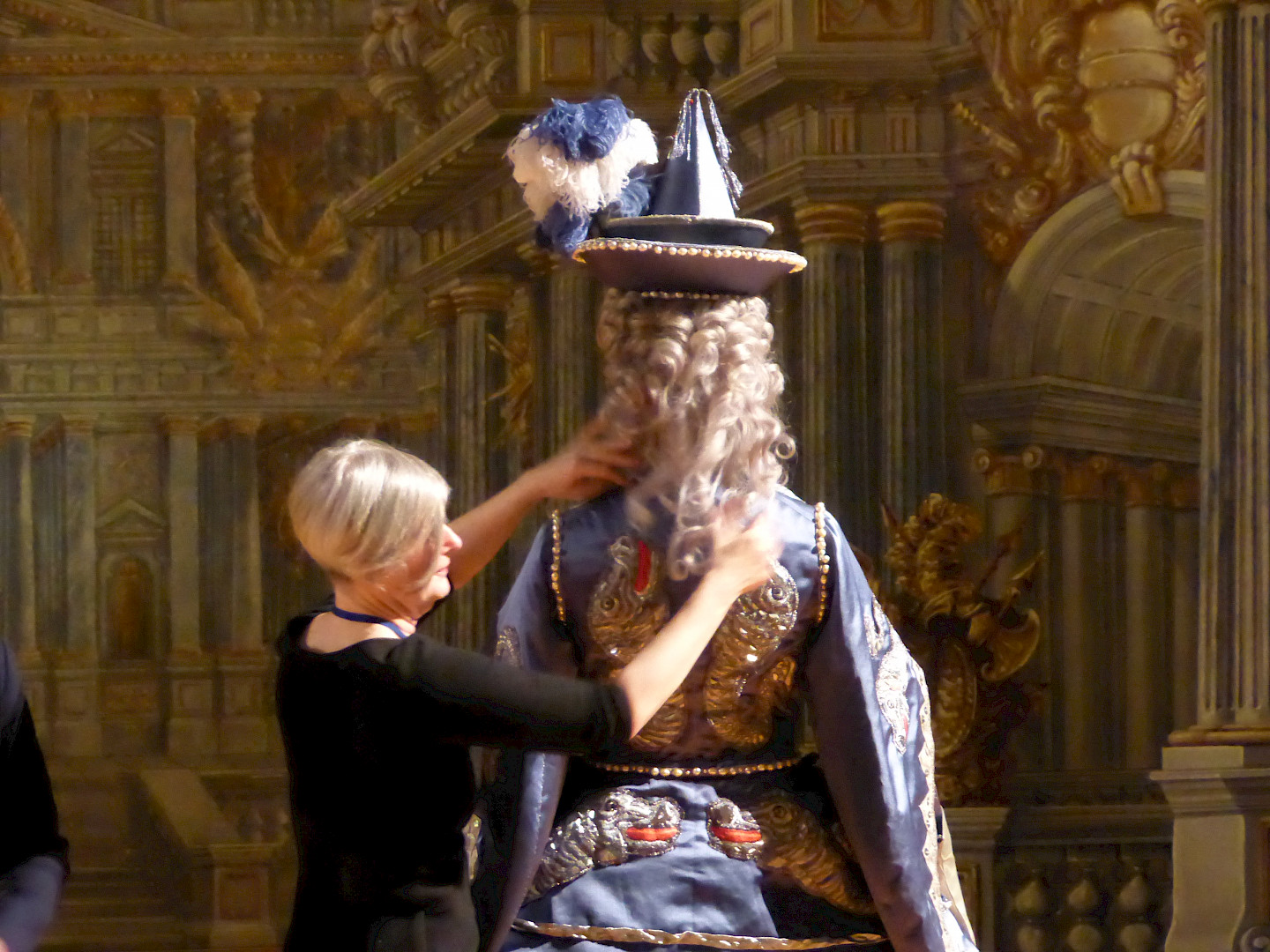Dorothea Nicolai arrangiert das Kostüm „Wasser“ nach den Entwürfen von Johann Meßelreuther von 1723, Markgräfliches Opernhaus in Bayreuth anlässlich der Residenztage 2019.
