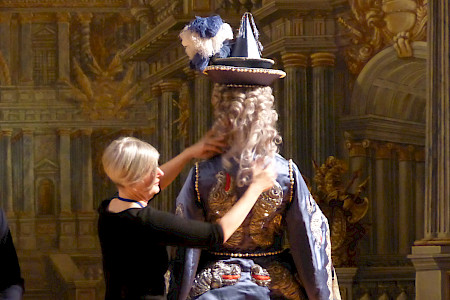 Dorothea Nicolai arrangiert das Kostüm „Wasser“ nach den Entwürfen von Johann Meßelreuther von 1723, Markgräfliches Opernhaus in Bayreuth anlässlich der Residenztage 2019.