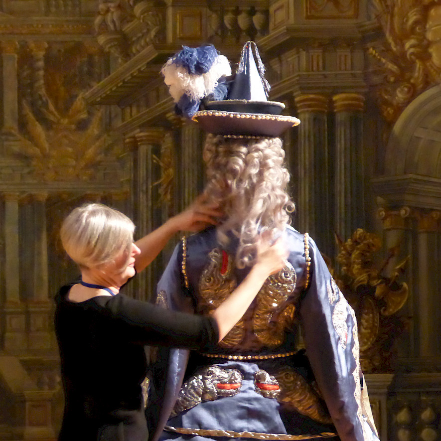 Dorothea Nicolai arrangiert das Kostüm „Wasser“ nach den Entwürfen von Johann Meßelreuther von 1723, Markgräfliches Opernhaus in Bayreuth anlässlich der Residenztage 2019. © Dorothea Nicolai privat