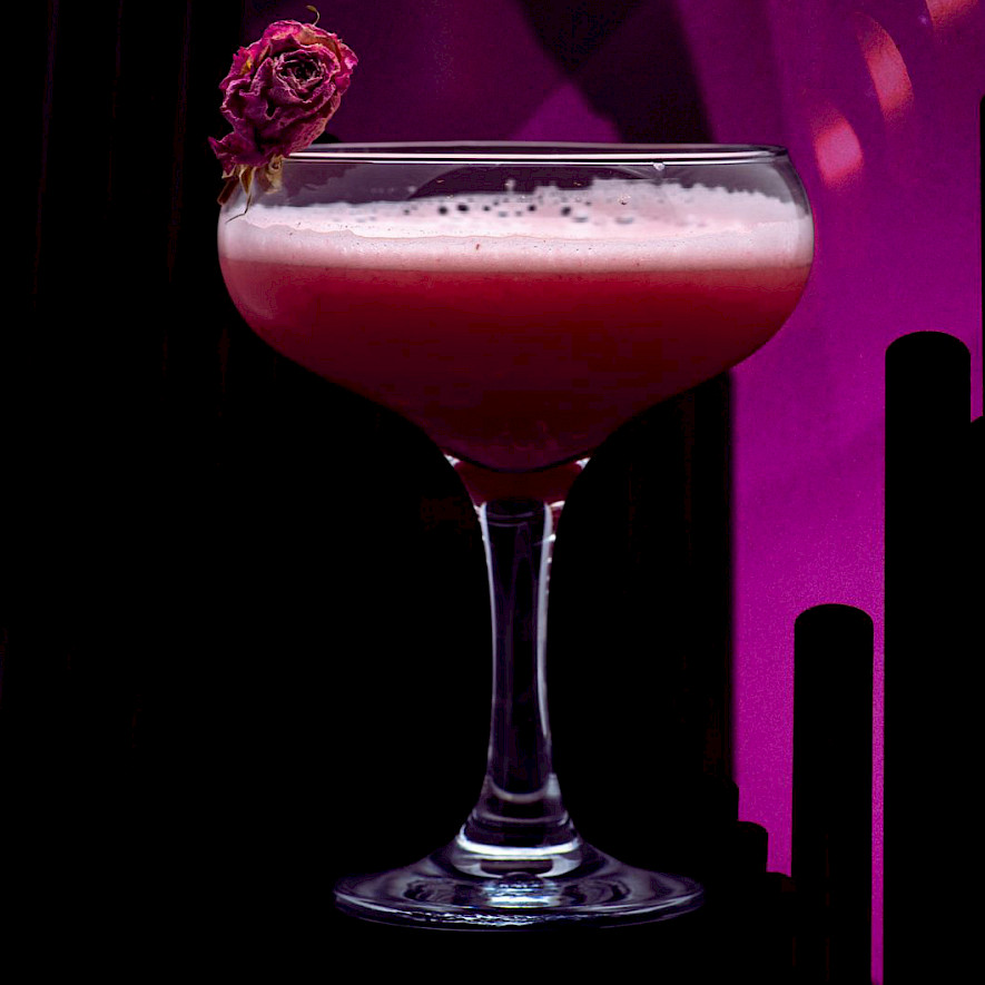 Cocktailglas vor Orgelpfeifen in violetter lounge-artiger Hintergrundbeleuchtung © Christian Seidler