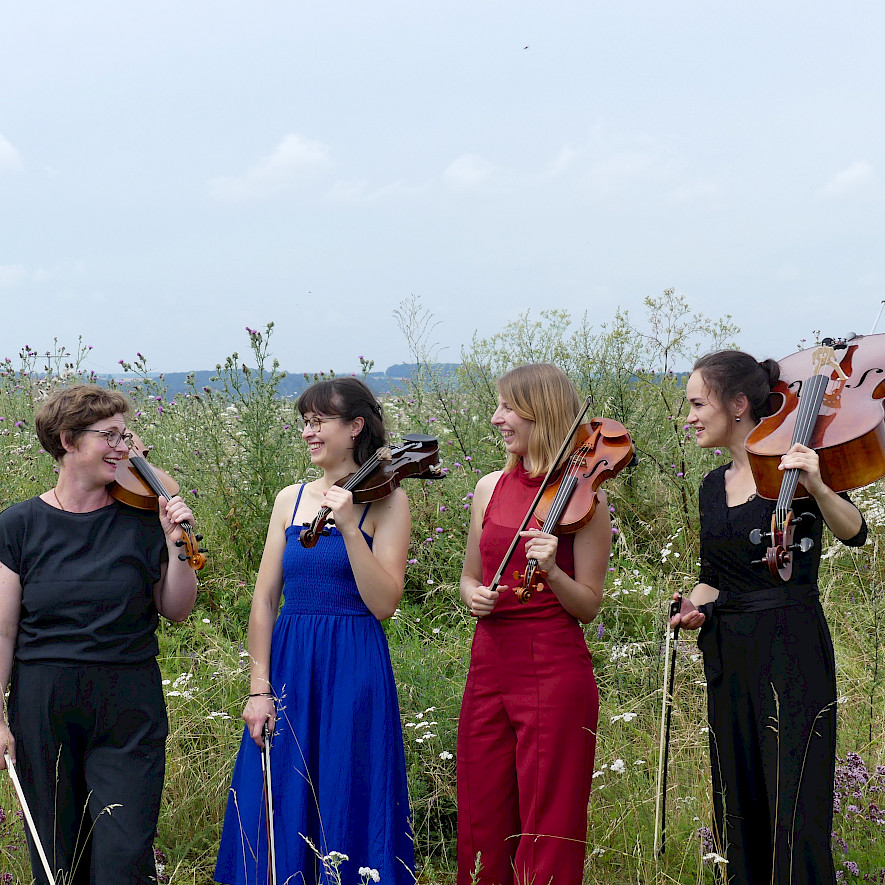 Von links nach rechts: Reingard Grünwald – Viola, Kathrin Schwarz – Violine, Patricia Hibler – Violine, Magdalena Baudisch – Violoncello © StreichHolzMusiker, Foto Lucas Heidemann