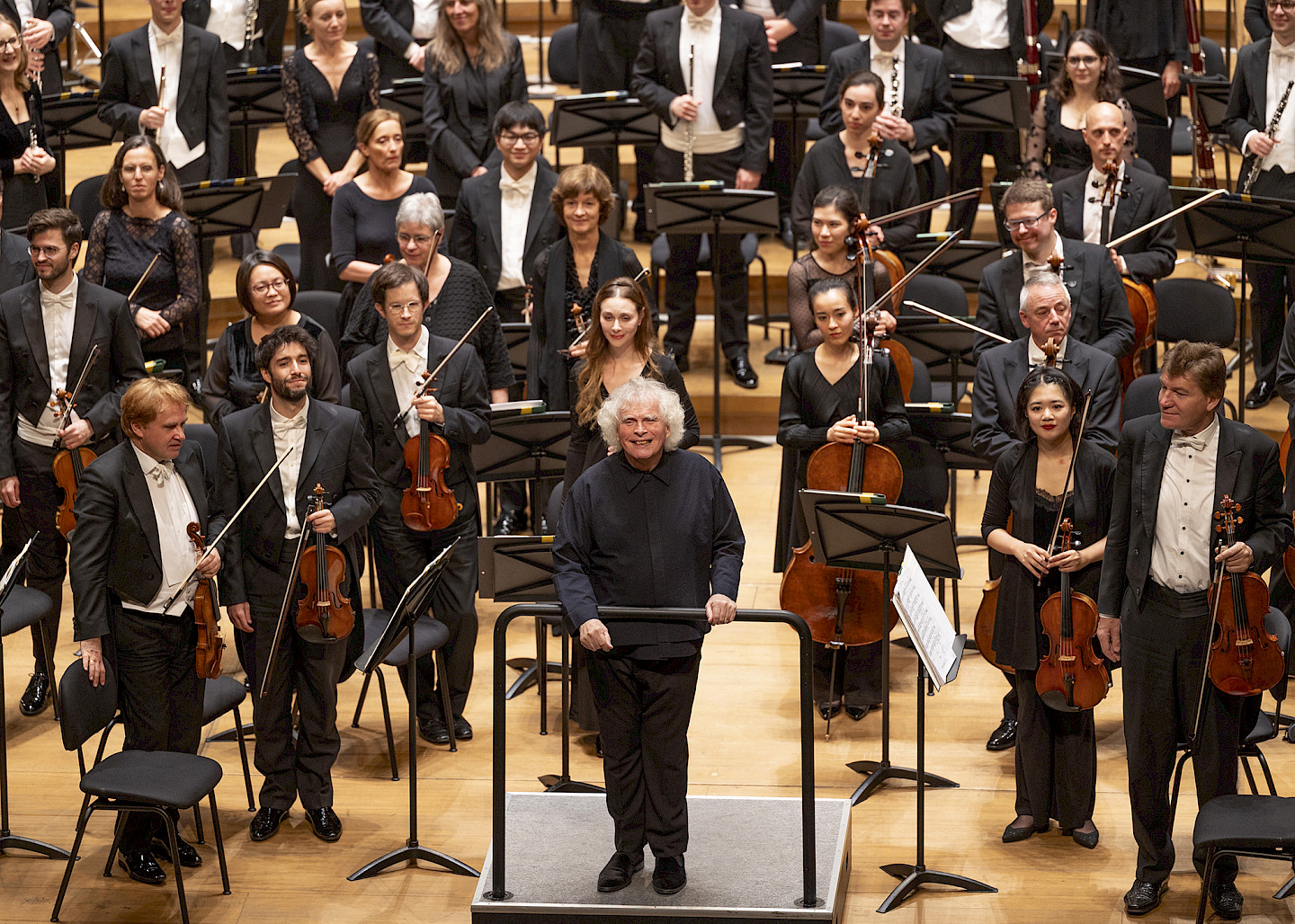 Sir Simon Rattle am Pult des Symphonieorchesters des Bayerischen Rundfunks