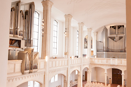 Blick auf die beiden Orgeln in St. Markus