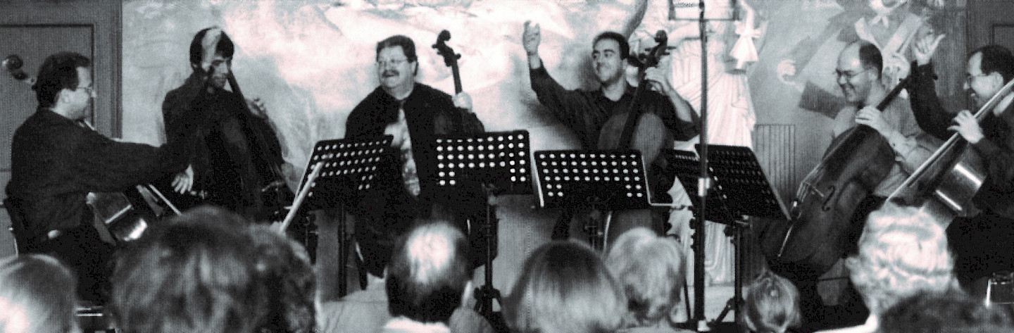 Die sechs Cellisten des ersten Kammerkonzertes im Gärtnerplatztheater im Jahr 2000 Die sechs Cellisten des ersten Kammerkonzertes im Gärtnerplatztheater im Jahr 2000