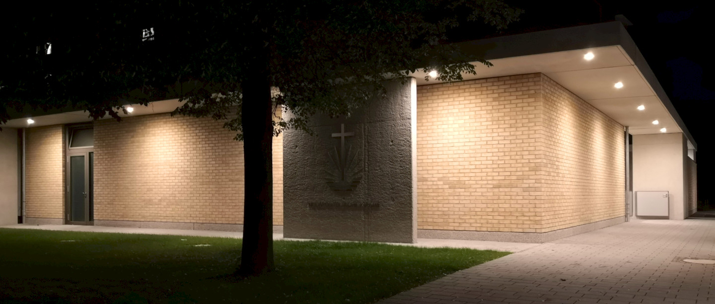 Aussenansicht Neuapostolische Kirche München Mittersendling Abendansicht der beleuchteten Neuapostolischen Kirche in München Mittersendling