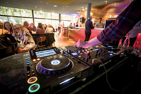 Ein DJ Pult im Cafe Theatiner 8 während einer Afterwork Veranstaltung