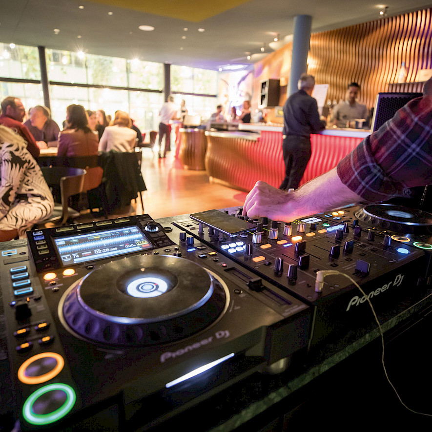 Ein DJ Pult im Cafe Theatiner 8 während einer Afterwork Veranstaltung © Kunsthalle München