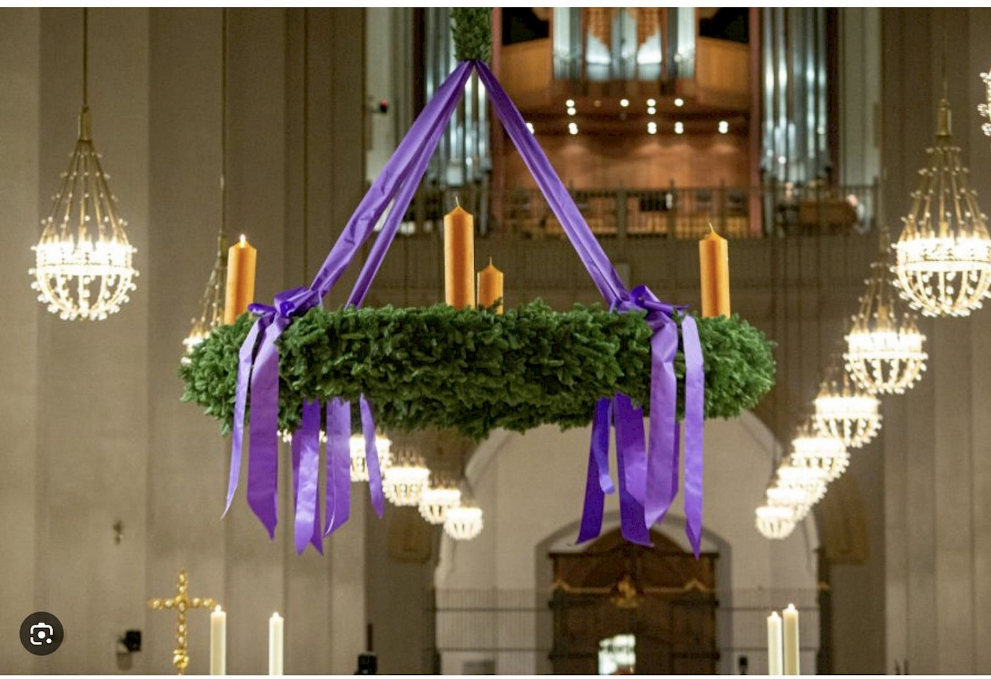 Adventskranz in der Frauenkirche Adventskranz in der Frauenkirche