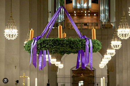 Adventskranz in der Frauenkirche