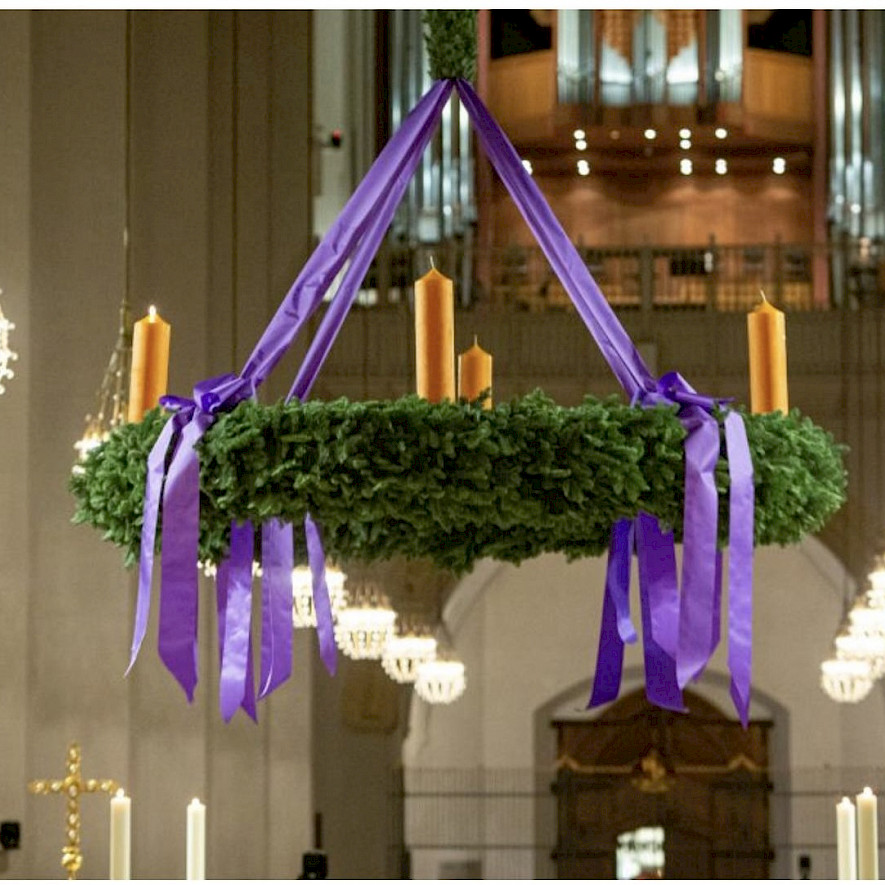 Adventskranz in der Frauenkirche © Gerhard Bruckner