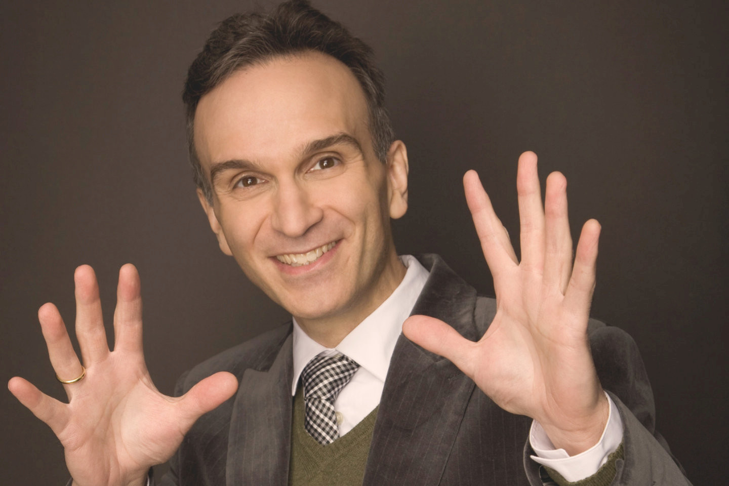 Geiger Gil Shaham lächelt in die Kamera uns zeigt seine Hände