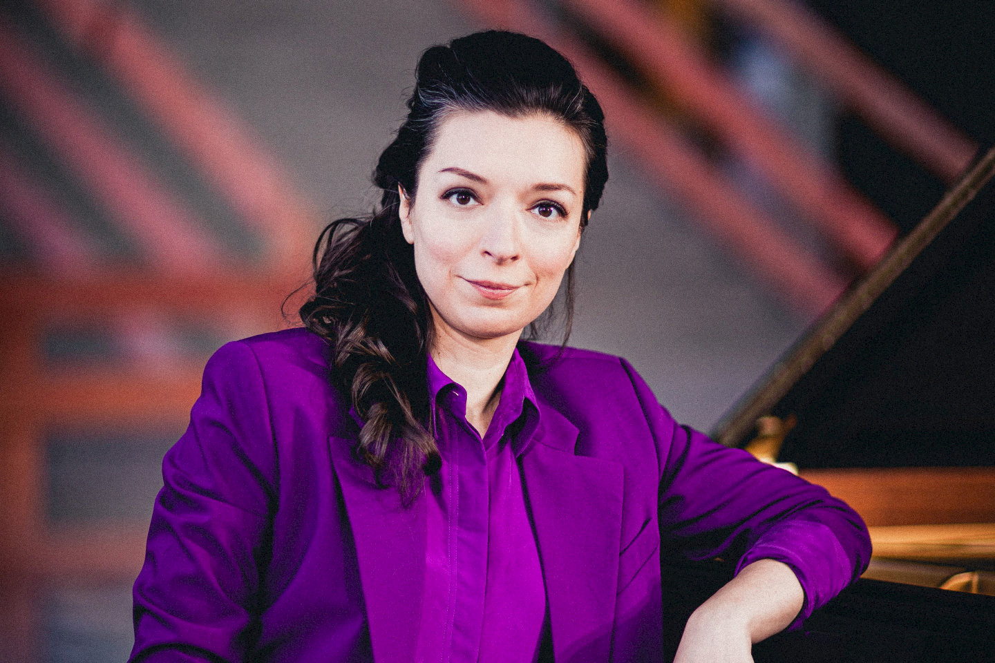 Pianistin Yulianna Avdeeva sitzt am Flügel