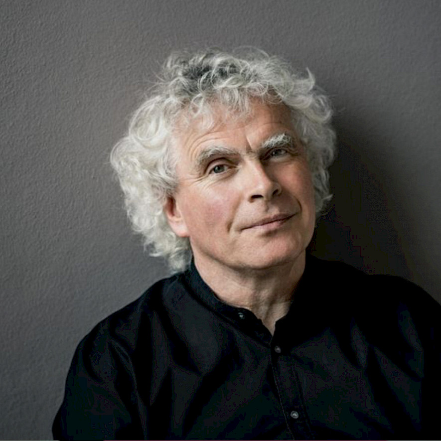 Dirigent Simon Rattle vor grauem Hintergrund © Oliver Helbig