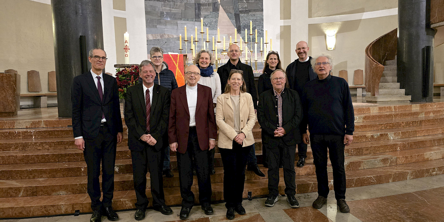 Nach dem Gottesdienst: Stadtdekan Dr. Bernhard Liess mit Stephanie Jenke, Hansjörg Albrecht, Pfarrer Dr. Norbert Roth und den Gästen der Neuen Bachgesellschaft