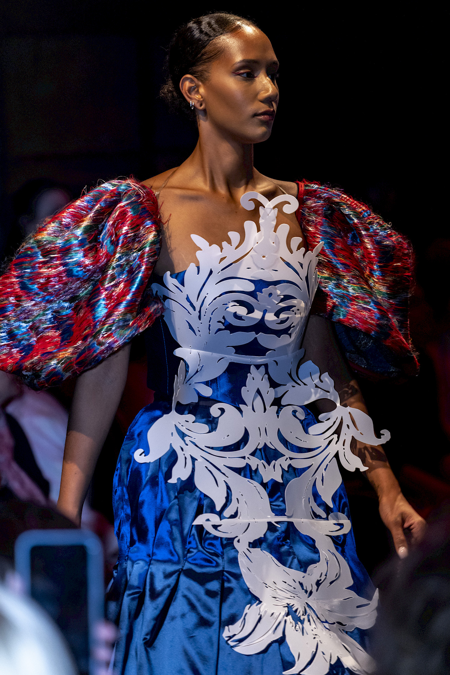 Ein Model in einem weiß-blauen Kleid mit Puff-Ärmeln