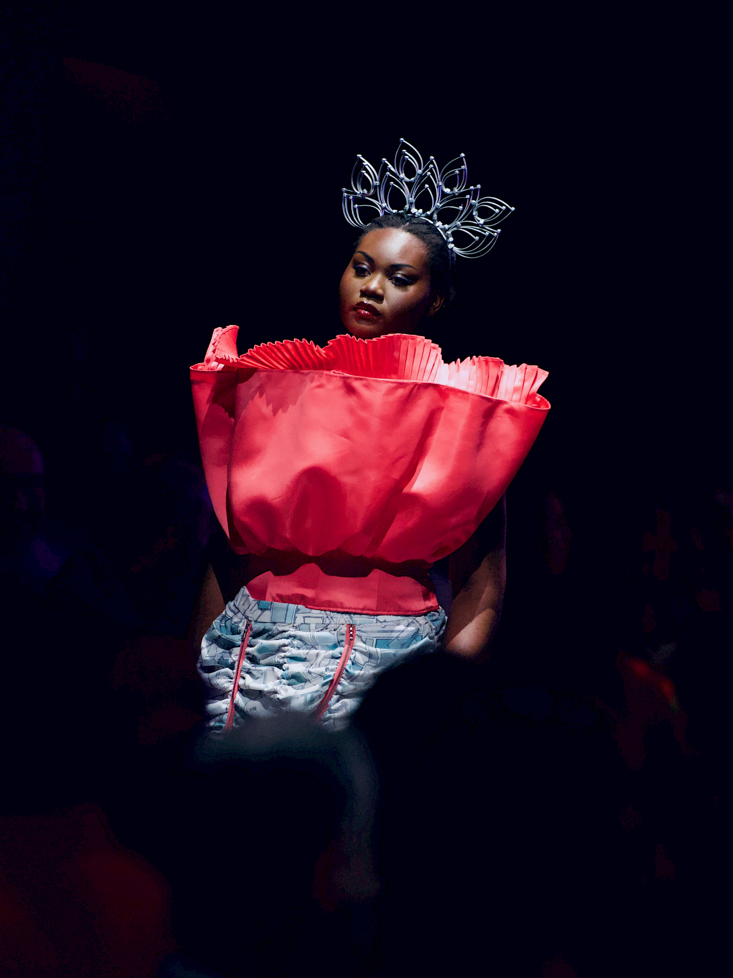 Ein Model mit einem knallroten Oberteil