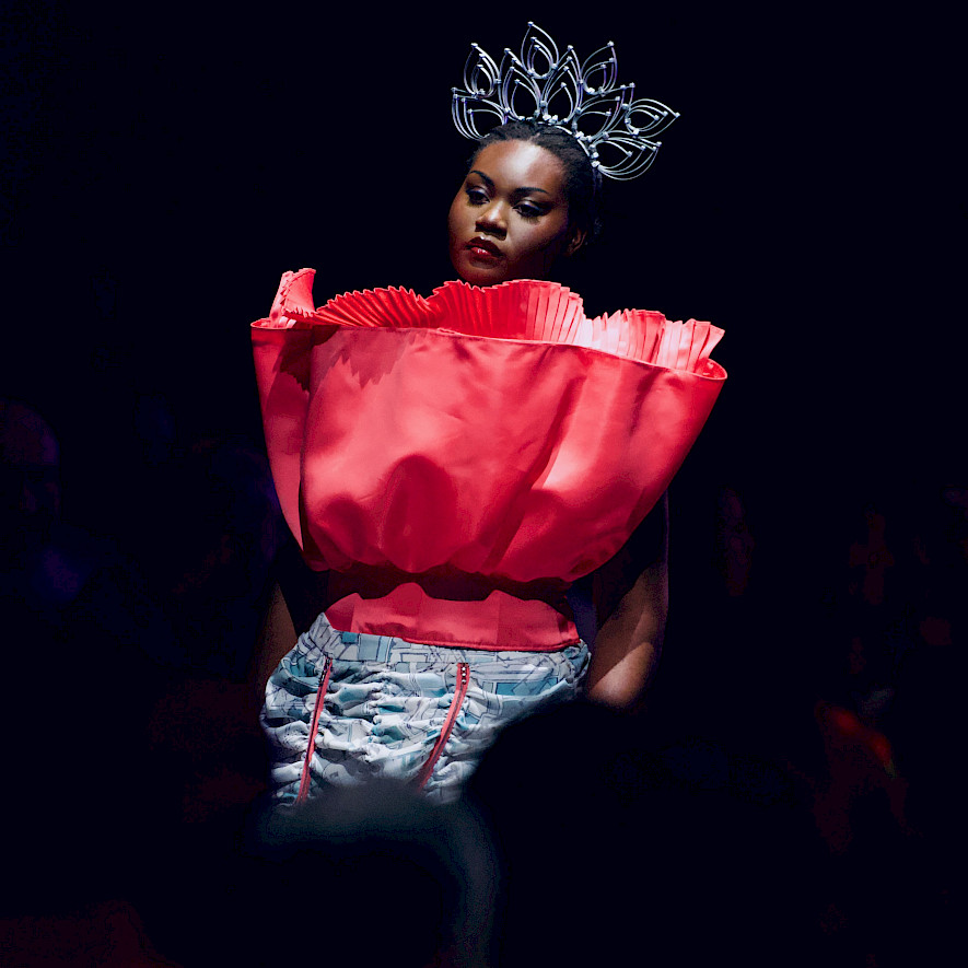 Ein Model mit einem knallroten Oberteil © Gerhard Knorr