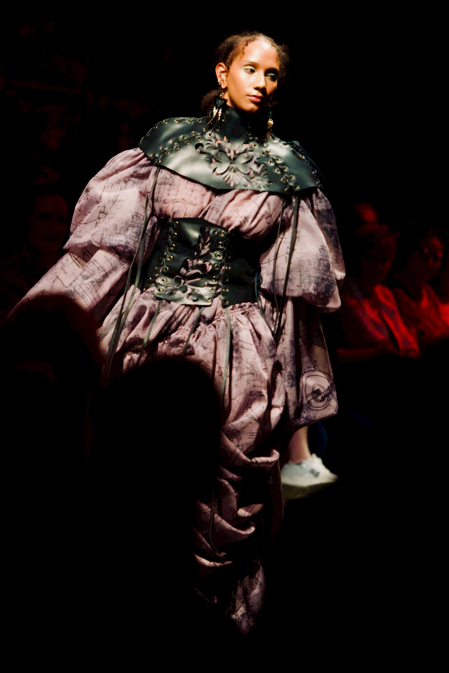 Ein Model trägt ein modernes Kleid mit Korsage und barocken Puff-Ärmeln