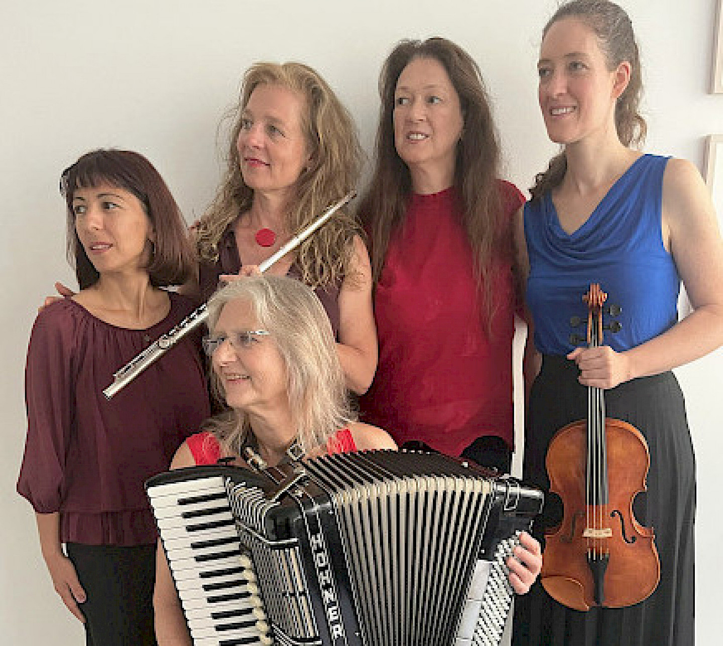 Von links: Narine Khachatryan / Komponistin, Monika Olszak/Flöte, Barbara Hesse-Bachmaier/Gesang, Elisabeth Maria Krauß/ Violine; Jutta WInter/ Akkordeon Von links: Narine Khachatryan / Komponistin, Monika Olszak/Flöte, Barbara Hesse-Bachmaier/Gesang, Elisabeth Maria Krauß/ Violine; Jutta WInter/ Akkordeon
