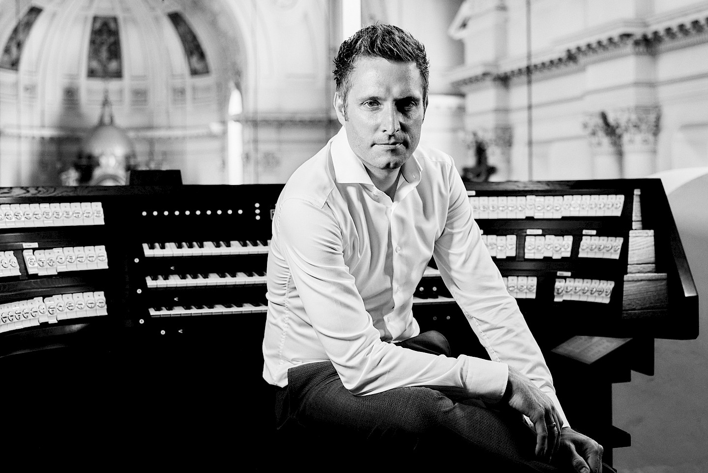 Christian Bischof Christian Bischof mit der Orgel im Hintergrund