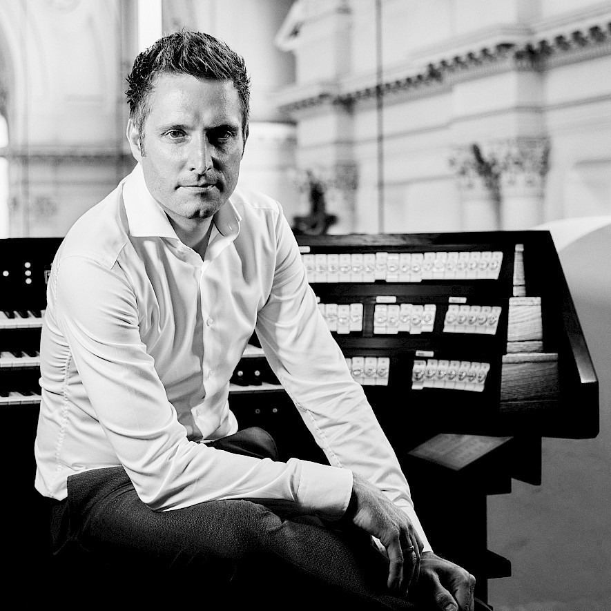 Christian Bischof mit der Orgel im Hintergrund © Thomas Stimmel