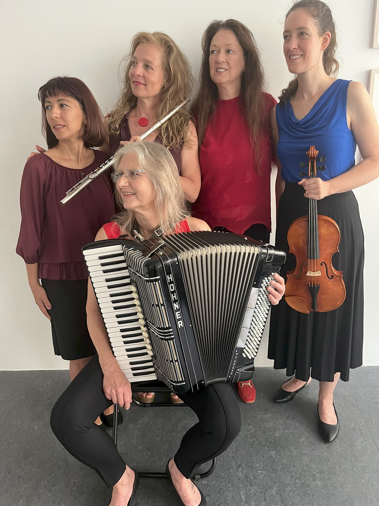Von links: Narine Khachatryan, Komposition; Monika Olszak,Flöte; Barbara Hesse-Bachmaier, Gesang: Elisabeth Maria Krauß, Viola; Jutta WInter, Akkordeon Von links: Narine Khachatryan, Komposition; Monika Olszak,Flöte; Barbara Hesse-Bachmaier, Gesang: Elisabeth Maria Krauß, Viola; Jutta WInter, Akkordeon