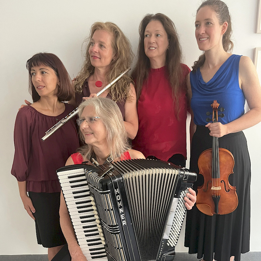 Von links: Narine Khachatryan, Komposition; Monika Olszak,Flöte; Barbara Hesse-Bachmaier, Gesang: Elisabeth Maria Krauß, Viola; Jutta WInter, Akkordeon © gedok-muc