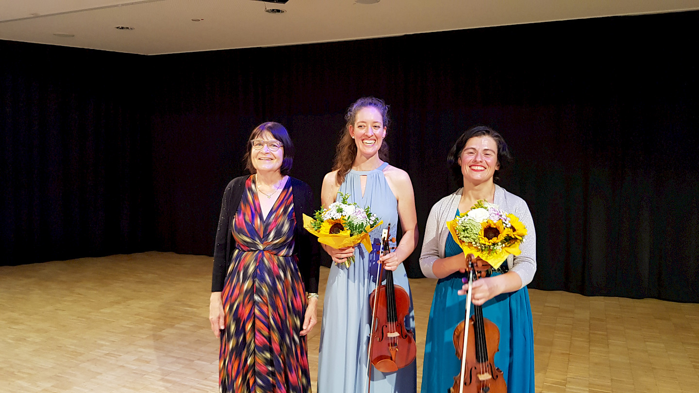 Die Komponistin Dorothee Eberhardt mit den Geigerinnen Elisabeth Maria Krauß und Anna Kakutia Die Komponistin Dorothee Eberhardt mit den Geigerinnen Elisabeth Maria Krauß und Anna Kakutia