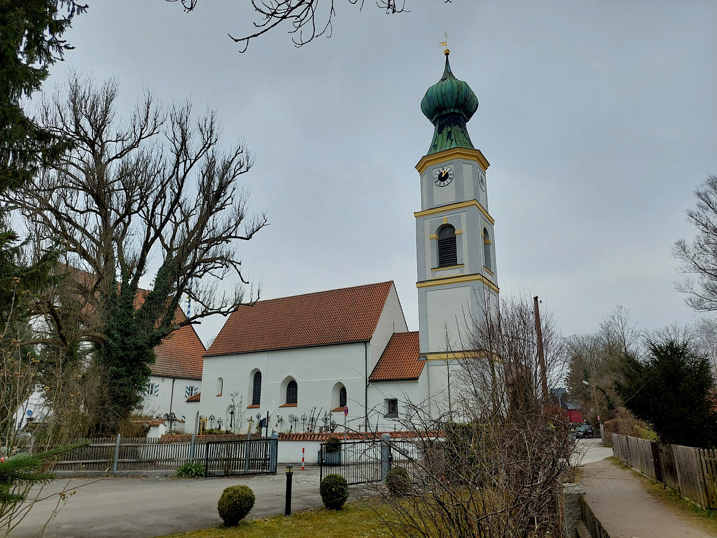 St. Georg, die alte Dorfkirche im Stadtteil Obermenzing