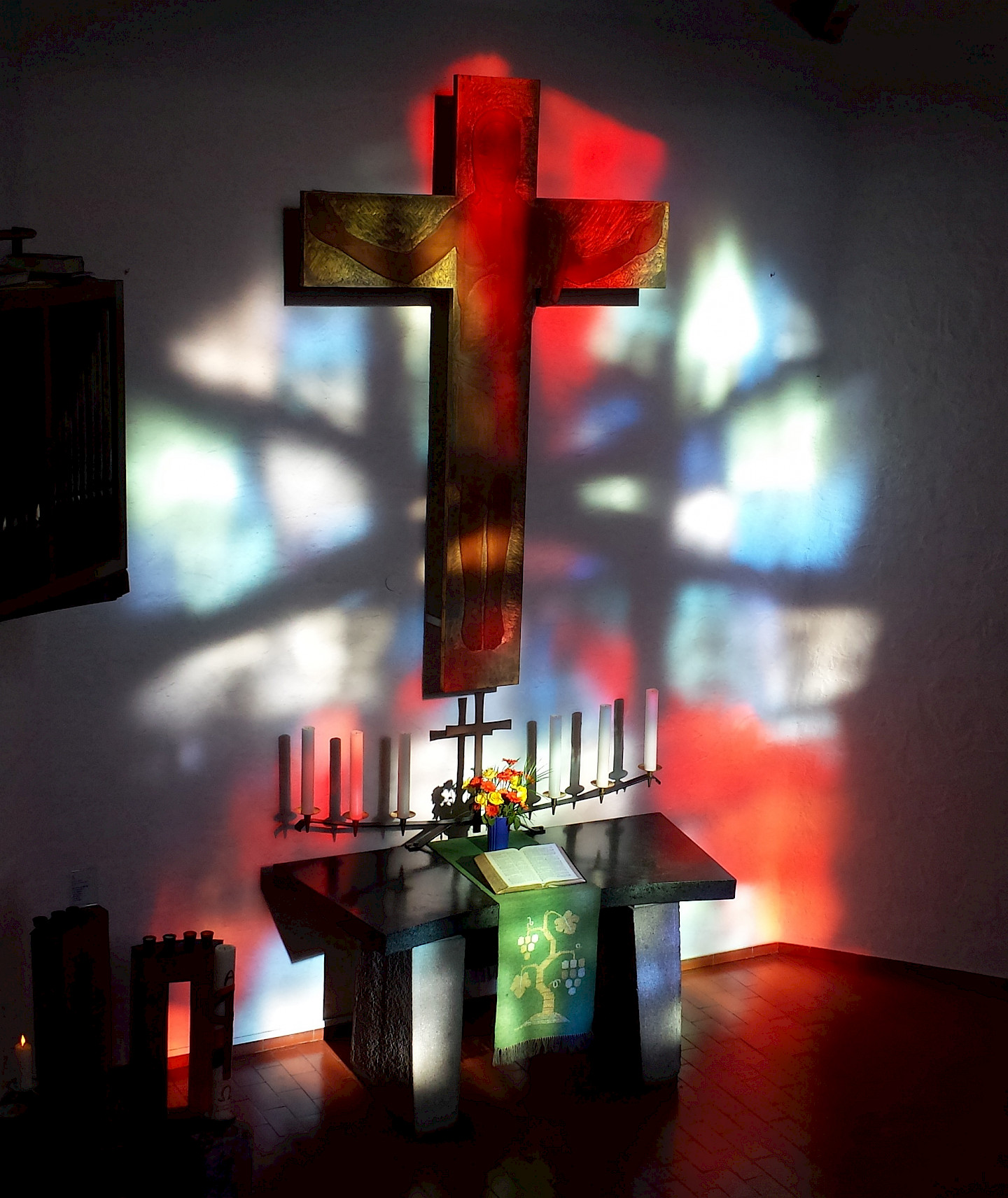 Altarkreuz Versöhnungskirche mit Licht vom Pfingstfenster